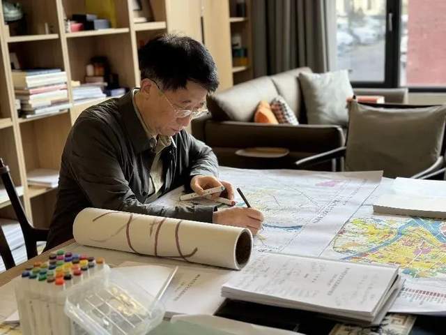 圈但你可知现实真有“庄图南”！球友会网址影视剧《小巷人家》出(图3)