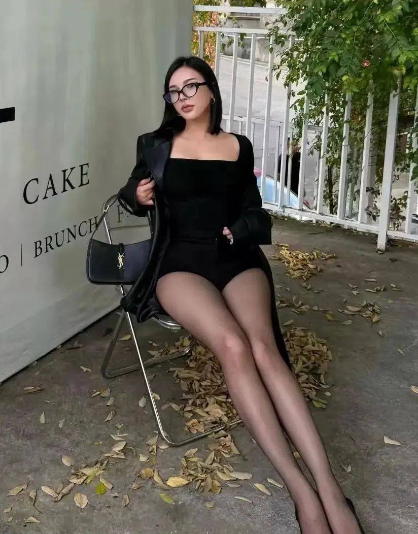 网红！无敌黑丝大长腿太顶了千亿球友会app机车女神(图2)