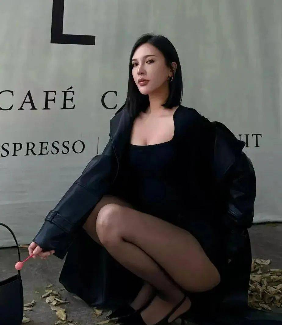 网红！无敌黑丝大长腿太顶了千亿球友会app机车女神(图4)
