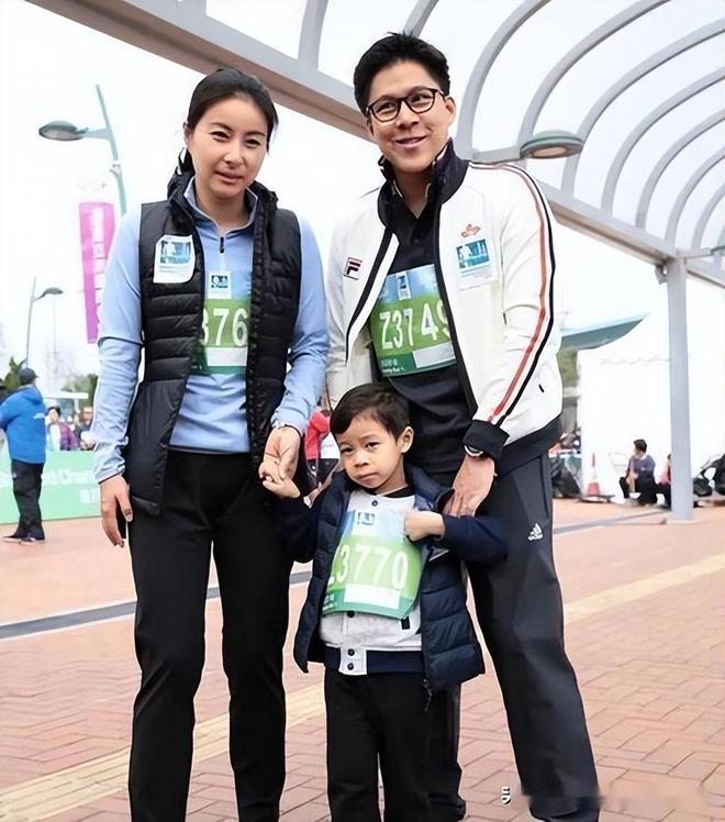 晶晶披头散发太朴素网友：孩子咋办球友会霍启刚陪老婆吃午饭43岁郭(图2)