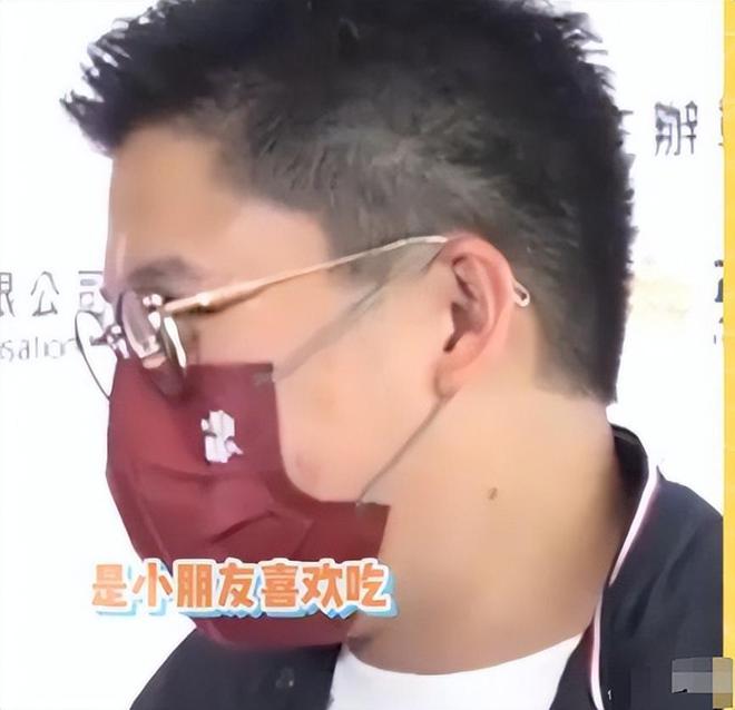 晶晶披头散发太朴素网友：孩子咋办球友会霍启刚陪老婆吃午饭43岁郭(图3)