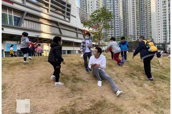 晶晶披头散发太朴素网友：孩子咋办球友会霍启刚陪老婆吃午饭43岁郭(图4)
