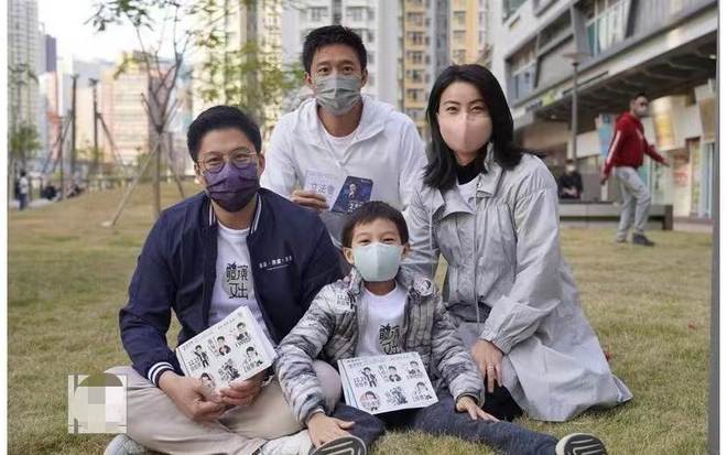 晶晶披头散发太朴素网友：孩子咋办球友会霍启刚陪老婆吃午饭43岁郭(图5)