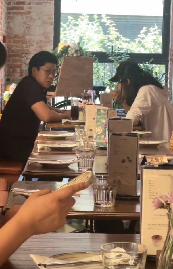 晶晶披头散发太朴素网友：孩子咋办球友会霍启刚陪老婆吃午饭43岁郭(图8)