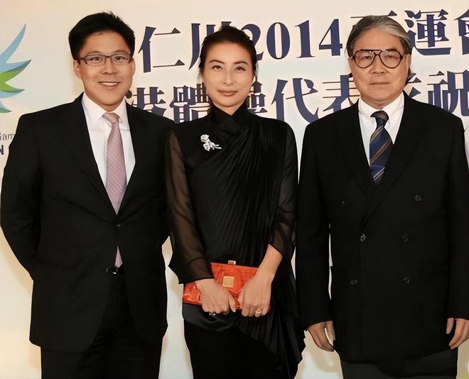 晶晶披头散发太朴素网友：孩子咋办球友会霍启刚陪老婆吃午饭43岁郭(图7)