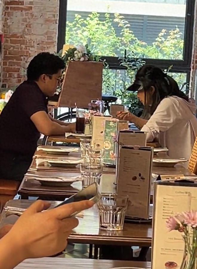 晶晶披头散发太朴素网友：孩子咋办球友会霍启刚陪老婆吃午饭43岁郭(图20)