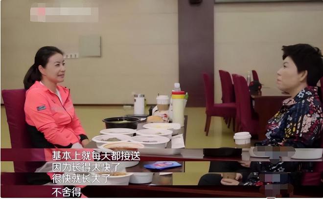 晶晶披头散发太朴素网友：孩子咋办球友会霍启刚陪老婆吃午饭43岁郭(图22)